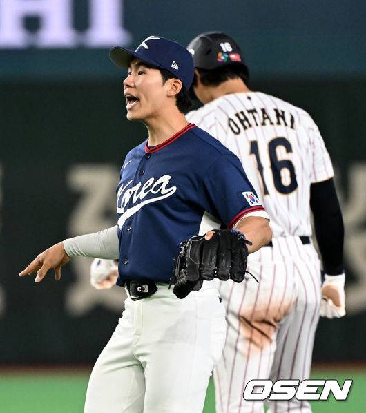 [OSEN=도쿄(일본), 손용호 기자] 7일 일본 도쿄돔에서 2026 월드베이스볼클래식(WBC) 조별리그 C조 대한민국과 일본의 경기가&nbsp;열렸다.한국은 잠수함 고영표, 일본은 좌완 기쿠치 유세이를 선발로 내세웠다. WBC에서 2006년 4강, 2009년 준우승을 차지한 한국은 이후 3개 대회(2013년, 2017년, 2023년)에서 연달아 1라운드를 통과하지 못하고 있다. 이번 대회에서는 8강 토너먼트 복귀를 목표로 대회에 임하고 있다. 지난 5일 체코와의 첫 경기에서는 11-4로 대승을 거두며 좋은 출발을 했다.&nbsp;7회말 2사 만루에서 한국 김혜성이 동료선수들을 독려하고 있다. 2026.03.07&nbsp;/spjj@osen.co.kr