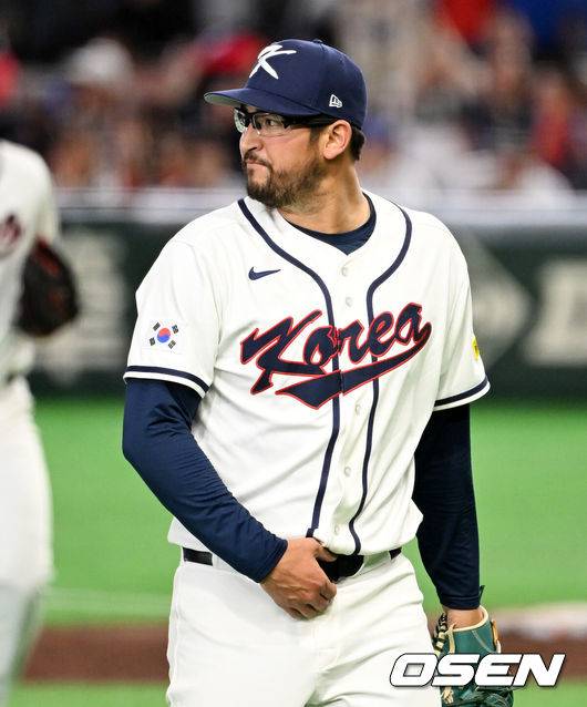 [OSEN=도쿄(일본), 손용호 기자] 8일 일본 도쿄돔에서 2026 월드베이스볼클래식(WBC) 1라운드 C조 조별리그 대한민국과 대만의 경기가&nbsp;열렸다.한국은 전날(7일) 일본과의 경기에서 6-8로 석패했다. 앞서 체코전을 11-4로 잡았던 한국은 1승1패를 마크하게 됐고, 남은 대만전과 호주전에 사활을 걸어야 한다.8회초 수비를 마치고 대만 스튜어트 페어차일드에게 역전 우월 투런포를 허용한 한국 데인 더닝이 아쉬워하고 있다. 2026.03.08&nbsp;/spjj@osen.co.kr