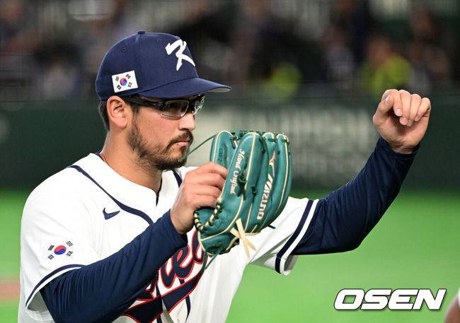 [OSEN=도쿄(일본), 손용호 기자] 8일 일본 도쿄돔에서 2026 월드베이스볼클래식(WBC) 1라운드 C조 조별리그 대한민국과 대만의 경기가&nbsp;열렸다.한국은 전날(7일) 일본과의 경기에서 6-8로 석패했다. 앞서 체코전을 11-4로 잡았던 한국은 1승1패를 마크하게 됐고, 남은 대만전과 호주전에 사활을 걸어야 한다.7회초 1사 1,2루에서 한국 데인 더닝이 대만 린자정을 3루땅볼 병살로 처리하며 기뻐하고 있다. 2026.03.08&nbsp;/spjj@osen.co.kr