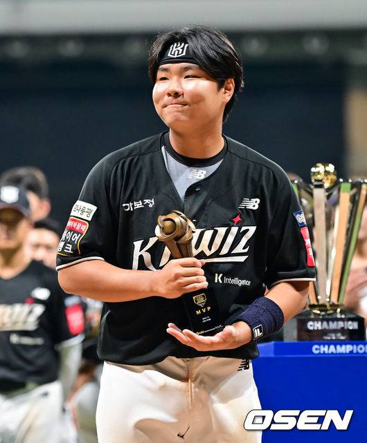 [OSEN=고척, 박준형 기자]  퓨처스리그 최강팀이 KT의 마법에 무너졌다.&nbsp;김호 감독이 이끄는 KT 위즈 퓨처스팀은 1일 서울 고척스카이돔에서 열린 2025 KBO 퓨처스리그 상무와의 챔피언결정전에서 10-5로 승리했다.&nbsp;시상식에서 챔피언 MVP 김민석이 팬들에게 인사를 하고 있다 2025.10.01 / soul1014@osen.co.kr