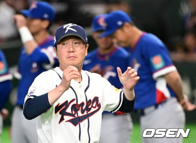 [OSEN=도쿄(일본), 손용호 기자] 8일 일본 도쿄돔에서 2026 월드베이스볼클래식(WBC) 1라운드 C조 조별리그 대한민국과 대만의 경기가&nbsp;열렸다.한국은 전날(7일) 일본과의 경기에서 6-8로 석패했다. 앞서 체코전을 11-4로 잡았던 한국은 1승1패를 마크하게 됐고, 남은 대만전과 호주전에 사활을 걸어야 한다.한국 류지현 감독이 식전행사를 하고 있다. 2026.03.08&nbsp;/spjj@osen.co.kr