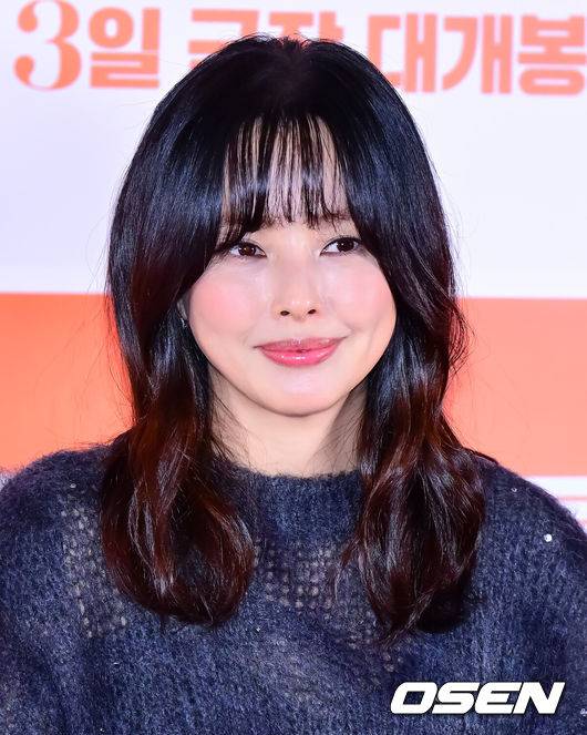 [OSEN=지형준 기자] 25일 오후 서울 강남구 삼성동 메가박스 코엑스에서 영화 ‘윗집 사람들’ 언론시사회 및 기자간담회가 열렸다.'윗집 사람들'은 매일 밤 섹다른 층간소음으로 인해 윗집 부부 하정우, 이하늬와 아랫집 부부 공효진, 김동욱이&nbsp;함께 하룻밤 식사를 하게 되면서 벌어지는 예측불허 이야기를 그린 영화다. 특히 하정우가 '롤러코스터', '허삼관', '로비'에 이어 네 번째로 선보이는 연출 작품으로도 기대를 모으고 있다.배우 이하늬가 간담회를 하고 있다. 2025.11.25 /jpnews@osen.co.kr