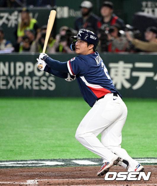 [OSEN=도쿄(일본), 손용호 기자] 9일 일본 도쿄돔에서 월드베이스볼클래식(WBC) 조별리그 C조 한국과 호주의 경기가&nbsp;열렸다.C조는 일본이 3승으로 조 1위를 확정, 8강에 진출했다. 호주가 2승 1패, 대만이 2승 2패, 한국이 1승 2패, 체코는 3패다.한국 WBC 대표팀이 8강에 진출하려면 호주에 2점 이하로 실점하면서 5점 차 이상으로 승리해야만 한다.5회초 2사 2루에서 한국 문보경이 좌월 적시타를 치고 있다. 2026.03.09&nbsp;/spjj@osen.co.kr