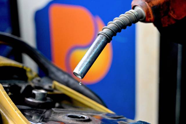 ▲9일(현지시간) 베트남 하노이의 한 주유소에서 직원이 손님 차량에 휘발유를 넣고 있다. ⓒAFP=연합뉴스