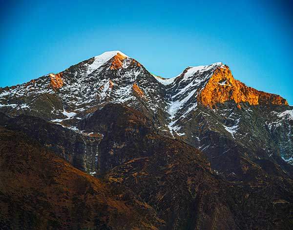 쉬알라마을 뒤편의 산군.