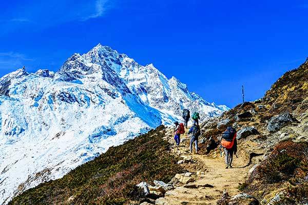 라르케패스 다람살라를 향해 오르는 스태프들 앞에 라르케 히말이 보인다.