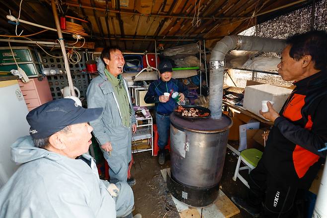 전국 대부분 지역의 낮 최고기온이 10도 안팎으로 오르며 큰 일교차를 보인 9일 경기 고양시 감자밭에서 농민들이 새참을 먹고 있다.&nbsp;