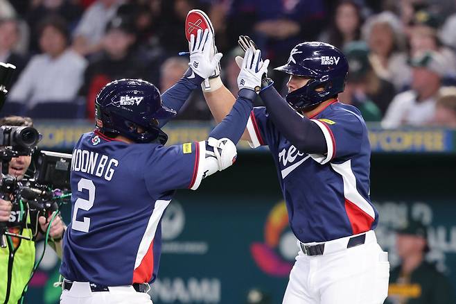 9일 일본 도쿄돔에서 열린 2026 WBC 조별리그 C조 4차전 한국과 호주의 경기, 2회초 무사 주자 1루 한국 문보경이 2점 홈런을 친 뒤 안현민과 하이파이브 하고 있다. 뉴시스