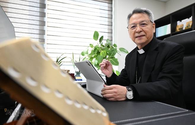 이성효 천주교 마산교구장(주교)이 지난 1월 29일 경남 창원시 창원합포구 마산교구청에서 아이패드를 사용하며 인터뷰를 준비하고 있다. 이 주교는 책 번역을 비롯한 여러 작업을 할 때 생성형 인공지능(AI)을 활용한다면서도 “아무리 바빠도 AI의 답변을 그대로 가져와선 안 되고 반드시 ‘내 것’으로 만들어야 한다”고 강조했다. 마산 홍윤기 기자