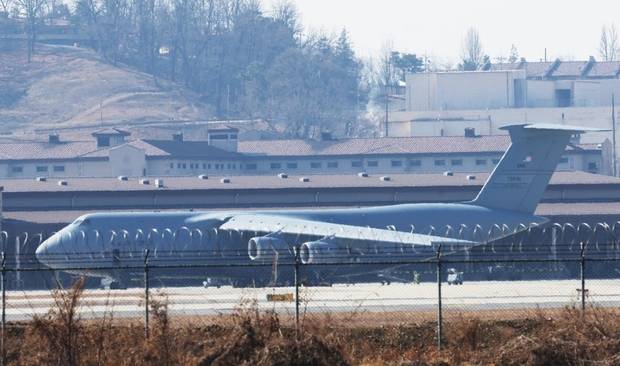 주한 미군 오산기지에 미 공군의 대형 전략수송기 C-5M 슈퍼 갤럭시가 대기하고 있다. 연합뉴스