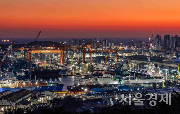 2026년 신년을 앞둔 18일 저녁 울산광역시 동구에 위치한 HD현대중공업 울산조선소에서 관계자들이 늦은 저녁에도 선박 건조에 열을 올리고 있다. 울산=성형주 기자