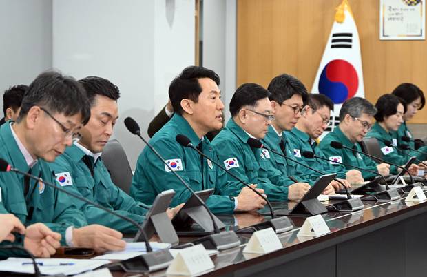 오세훈(왼쪽 세번째) 서울시장이 9일 서울시청에서 열린 ‘BTS 컴백 행사 안전관리 합동 점검회의’에서 모두발언을 하고 있다. 사진제공=서울시