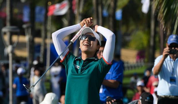 이미향이 8일(현지 시간) 중국 하이난의 지안 레이크 블루베이 골프클럽에서 끝난 LPGA 투어 블루베이 LPGA 최종 라운드 마지막 홀 퍼트 후 우승이 확정되자 두 손으로 머리를 감싸며 기뻐하고 있다. 신화연합뉴스