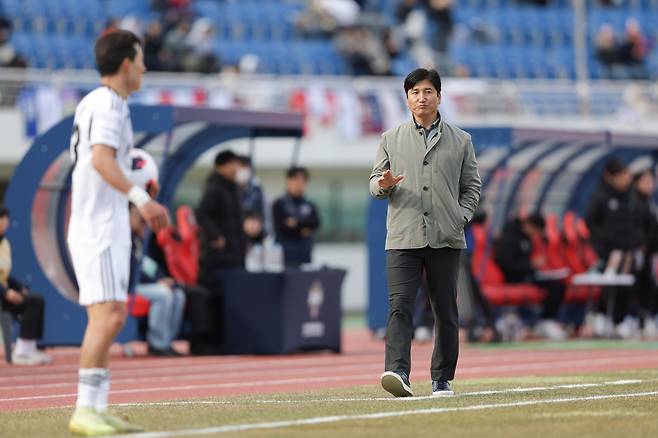 정정용 전북 감독(뒤)은 8일 김천종합운동장서 벌어진 김천과 K리그1 2라운드 원정경기서 1-1로 비긴 뒤 팀의 에너지 레벨이 올라가고 있는 게 위안이라고 가슴을 쓸어내렸다. 사진제공│한국프로축구연맹