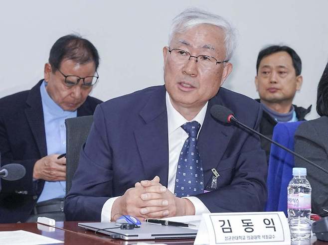 김동익 성균관대학교 의과대학 석좌교수가 5일 서울 여의도 국회의원회관에서 열린 ‘노인 돌보미 봉사시간 저축은행 설립 제안 세미나’에서 발언하고 있다. 사진 제공 ㅣ김동익 교수