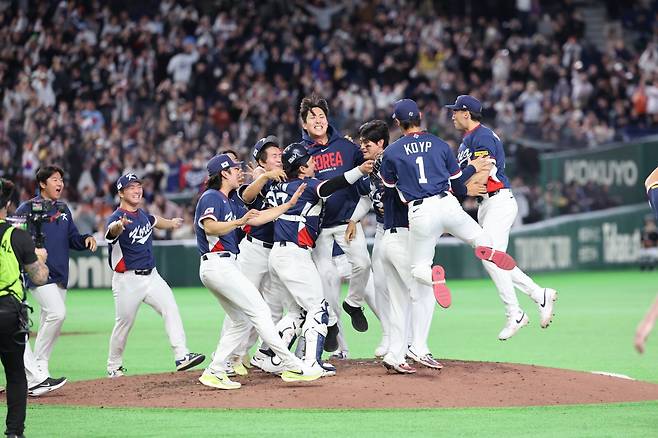 한국 야구대표팀 선수들이 9일 일본 도쿄돔서 열린 WBC 본선 1라운드 호주와 C조 4차전서 5점 차 이상, 2실점 이내 승리로 8강 진출을 확정한 뒤 기뻐하고 있다. 도쿄|뉴시스