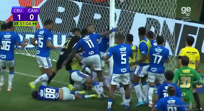 9일 브라질 프로축구 크루제이루와 아틀레치쿠 미네이루전에서 집단 난투극이 발생했다. 방송화면 캡처