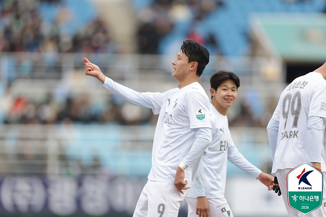 부산 아이파크 김찬이 8일 안산전에서 선제골을 넣은 뒤 세리머니하고 있다. 프로축구연맹 제공