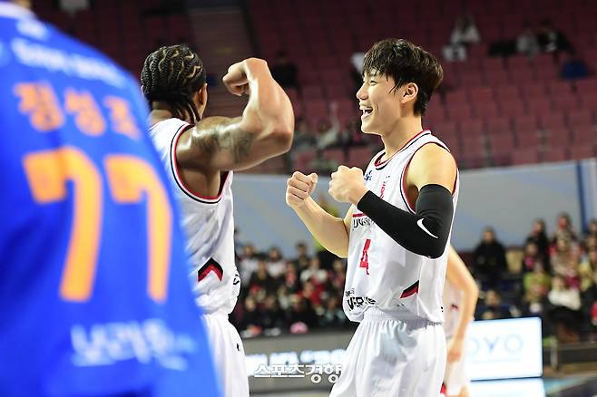 기뻐하는 워싱턴(왼쪽)과 박정웅 | KBL 제공