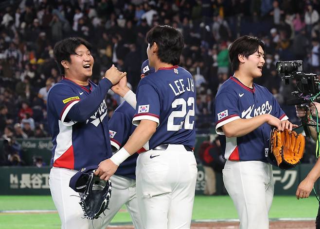 9일 일본 도쿄돔에서 열린 2026 월드베이스볼클래식(WBC) C조 조별리그 최종전 대한민국과 호주의 경기. 호주를 꺾고 8강 진출을 확정한 한국 문보경, 이정후, 조병현이 기뻐하고 있다. 연합뉴스
