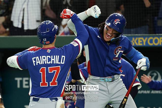 ▲ 대만 스튜어트 페어차일드와 장위청이 환호하고 있다.