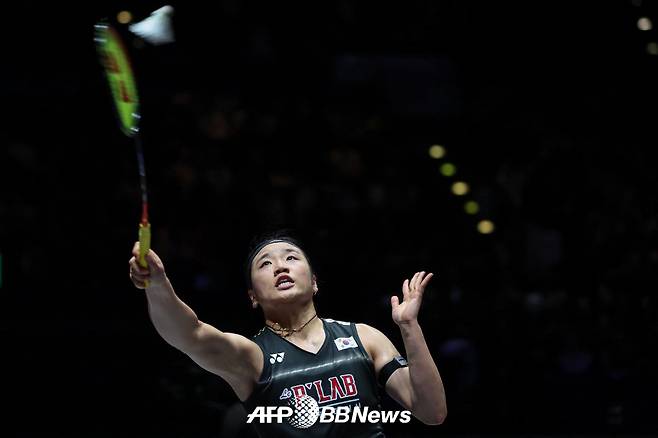 8일(한국시간) 영국 버밍엄의 유틸리타 아레나에서 열린 2026 세계배드민턴연맹(BWF) 월드투어 슈퍼 1000 전영오픈 결승에서 왕즈이와 격돌한 안세영. /AFPBBNews=뉴스1