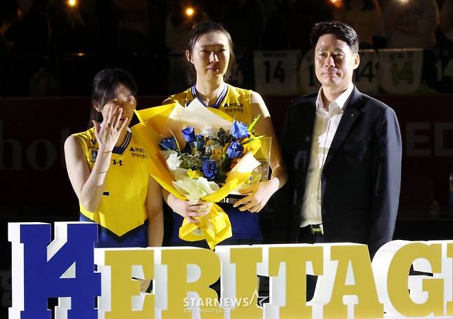 현대건설 원클럽우먼 양효진이 은퇴식에서 절친 김연경으로부터 꽃다발과 감사패를 받으며 뜨거운 눈물을 흘렸다.   한국 여자배구의 레전드 '미들블로커' 양효진(37·현대건설)이 홈 팬들의 기립박수를 받으며 눈물의 은퇴식을 치렀다. /사진=김진경 대기자