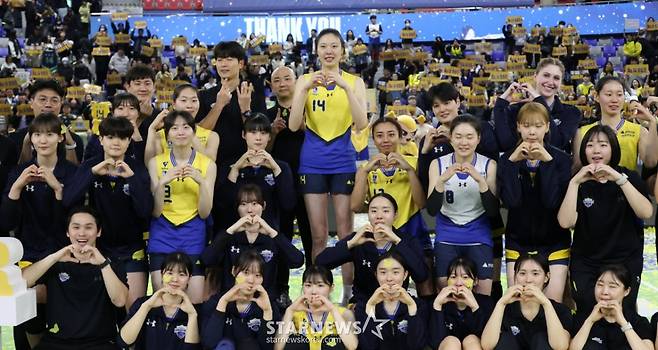 현대건설 원클럽우먼 양효진이 은퇴식에서 절친 김연경으로부터 꽃다발과 감사패를 받으며 뜨거운 눈물을 흘렸다.   한국 여자배구의 레전드 '미들블로커' 양효진(37·현대건설)이 홈 팬들의 기립박수를 받으며 눈물의 은퇴식을 치렀다.  /사진=김진경 대기자