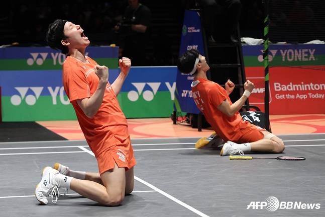서승재(왼쪽)-김원호가 9일 세계배드민턴연맹(BWF) 월드투어 슈퍼 1000 전영오픈 남자 복식 결승에서 우승을 차지하고 포효하고 있다. /AFPBBNews=뉴스1