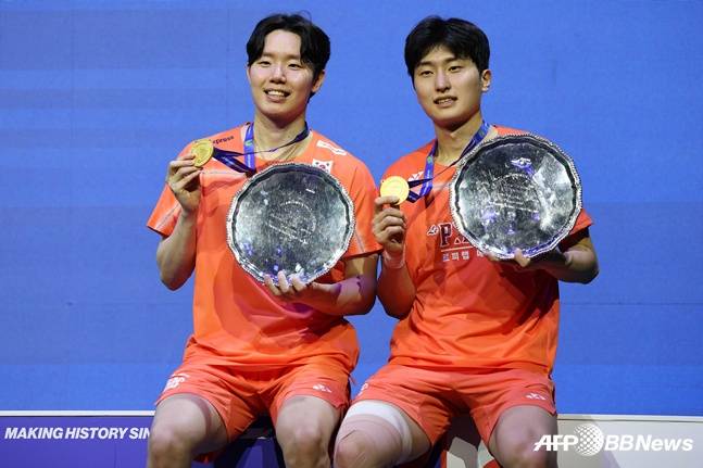 서승재(왼쪽)-김원호가 전영오픈에서 우승을 차지한 뒤 트로피를 들어올리고 있다. /AFPBBNews=뉴스1