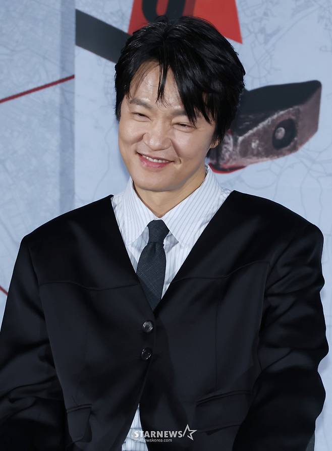 배우 조한철이 9일 오전 서울 CGV용산아이파크몰에서 진행된 영화 '끝장수사'(감독 박철환) 제작발표회에 참석해 질문에 답하고 있다.  두 명의 용의자가 얽힌 살인사건의 진범을 잡기 위해, 촌구석으로 좌천된 형사 재혁이 신입형사 중호와 서울로 끝장수사를 떠나면서 벌어지는 이야기 '끝장수사'는 내달 2일 개봉한다. /2026.03.09 /사진=이동훈 photoguy@