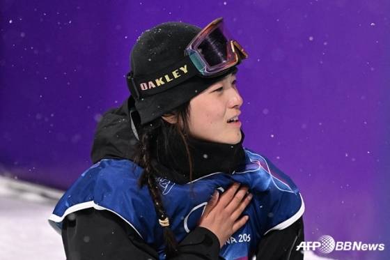 최가온이 지난 2월 13일(현지시간) 이탈리아 리비뇨 스노파크에서 열린 2026 밀라노·코르티나담페초 동계올림픽 스노보드 여자 하프파이프 결선에서 90.25점으로 레이스를 마치고 기뻐하고 있다. /AFPBBNews=뉴스1