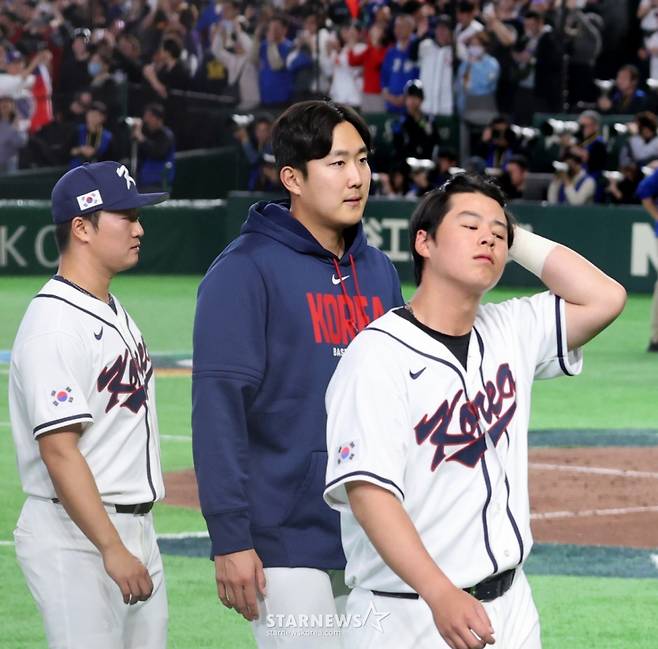 야구 대표팀 선수단이 대만전 패배 후 아쉬운 표정을 숨기지 못하고 있다. /사진=강영조 선임기자