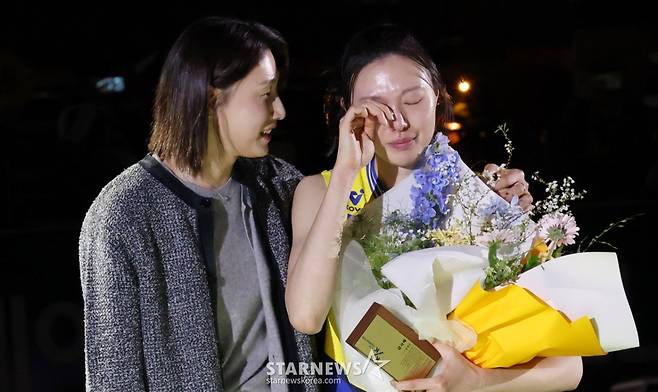 [B하인드★] 블로퀸 양효진 눈물의 은퇴식, 절친 김연경 품에 안겨 엉엉