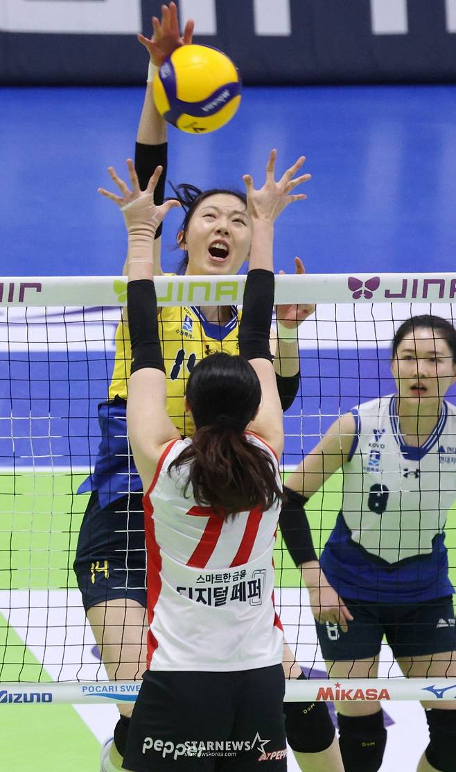 [B하인드★] 블로퀸 양효진 눈물의 은퇴식, 절친 김연경 품에 안겨 엉엉