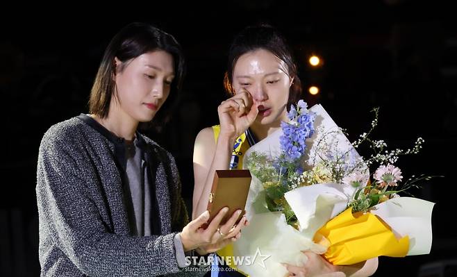 [B하인드★] 블로퀸 양효진 눈물의 은퇴식, 절친 김연경 품에 안겨 엉엉