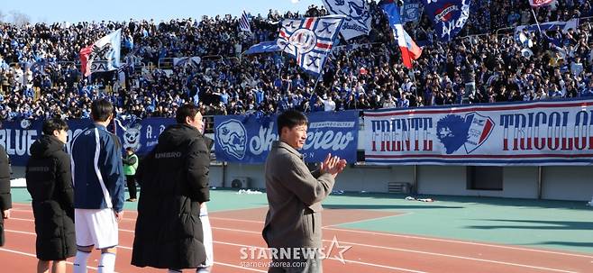 [B하인드★] 2연승 휘파람 이정효 감독, 수원 응원단 4000명 원정에 뭉클 '정효매직 GO GO GO!'