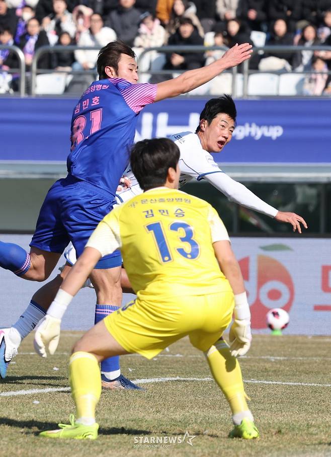 [B하인드★] 2연승 휘파람 이정효 감독, 수원 응원단 4000명 원정에 뭉클 '정효매직 GO GO GO!'