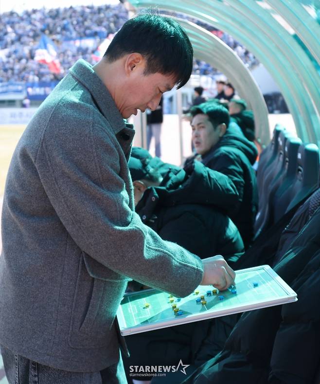 [B하인드★] 2연승 휘파람 이정효 감독, 수원 응원단 4000명 원정에 뭉클 '정효매직 GO GO GO!'