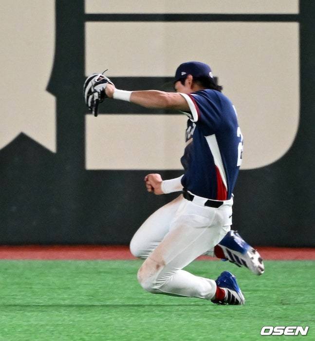 이정후의 9회 환상 캐치 순간.