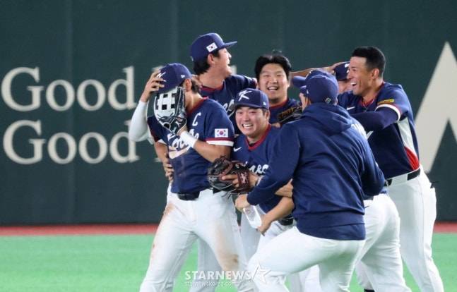 야구 대표팀 주장 이정후(왼쪽)가 9일 도쿄돔에서 열린 2026 WBC 도쿄POOL 대한민국과 호주 경기 9회말 호주의 마지막 타자의 플라이를 직접 처리하며 마이애미행을 확정한 후 외야에서 동료들과 뒤엉켜 울고 있다. /사진=강영조 선임기자