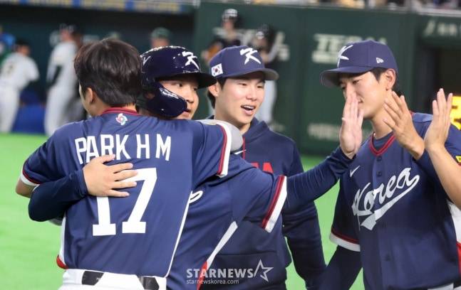 문보경이 더그아웃에 들어오자 환영하는 선수들. /사진=강영조 선임기자