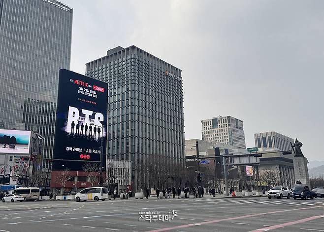 오는 21일 광화문에서 열리는 그룹 방탄소년단 ‘아리랑’ 공연을 앞두고 광고가 한창이다.