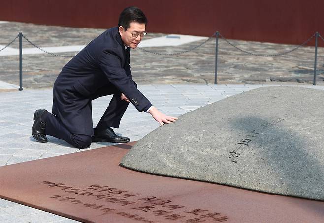 더불어민주당 서울시장 예비후보인 정원오 전 성동구청장이 9일 오후 경남 김해시 진영읍 봉하마을 노무현 전 대통령 묘역을 찾아 참배하며 너럭바위를 만지고 있다. 연합뉴스