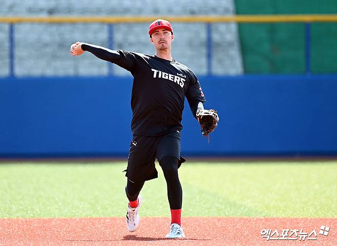 지난달 24일 일본 오키나와 카데나 구장에서 열리는 기아 타이거즈와 WBC 대표팀의 연습경기에 앞서 KIA 제라드 데일이 훈련을 하고 있다. 엑스포츠뉴스 DB
