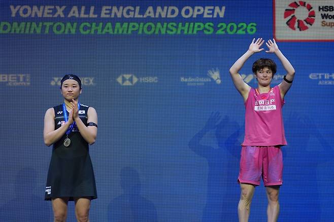안세영(왼쪽)이 지난 8일 영국 버밍엄의 유틸리타 아레나에서 열린 2026 세계배드민턴연맹(BWF) 월드투어 슈퍼 1000 전영오픈 결승에서 세계랭킹 2위 중국의 왕즈이에 게임 스코어 0-2로 패한 뒤 준우승 메달을 목에 건 모습. 사진 연합뉴스