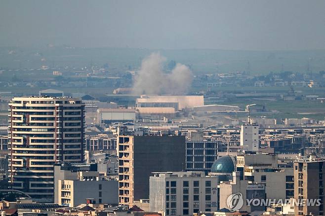 에르빌 국제공항 근처 폭발 (에르빌 <이라크 쿠르드스탄 자치구역> AFP=연합뉴스) 2026년 3월 6일 이라크 쿠르드족 자치구역 내 에르빌 국제공항 근처에서 폭발이 일어난 후 연기가 피어오르고 있다. (Photo by Ozan KOSE / AFP) 2026.3.9.