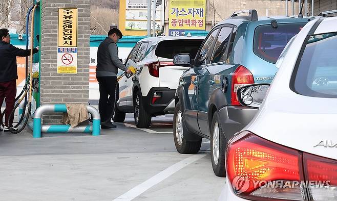 저렴한 주유소로 몰리는 차량 행렬 (대전=연합뉴스) 강수환 기자 = 미국과 이스라엘의 이란 공습 여파로 국내 주유소와 휘발유 가격이 급등하자 5일 오후 대전 대덕구 오정동의 한 최저가 주유소에서 주유하려는 차들이 대기하고 있다. 2026.3.5 swan@yna.co.kr
