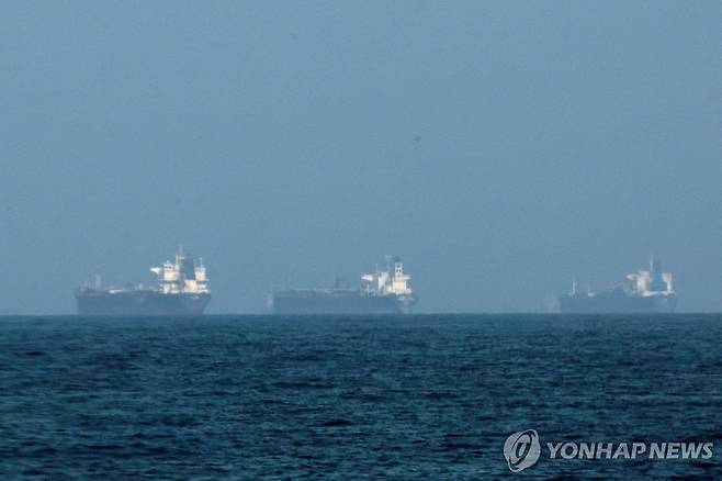 호르무즈 해협 근처에 대기 중인 유조선들 [로이터 연합뉴스 자료사진. 재판매 및 DB 금지]