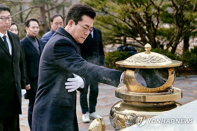 정원오 서울시장 예비후보, 현충원 김대중 전 대통령 묘소 참배 (서울=연합뉴스) 더불어민주당 서울시장 예비후보인 정원오 전 성동구청장이 9일 서울 동작구 국립서울현충원 고(故) 김대중 전 대통령 묘소를 찾아 참배하고 있다. 2026.3.9 [정원오 캠프 제공. 재판매 및 DB 금지] photo@yna.co.kr